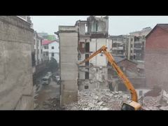 De 15 meter lange giek van de Hyundai 150 wordt gebruikt voor het slopen van gebouwen.